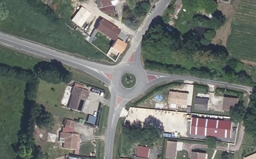 Vue aérienne du Rond-point anonyme n°213329642