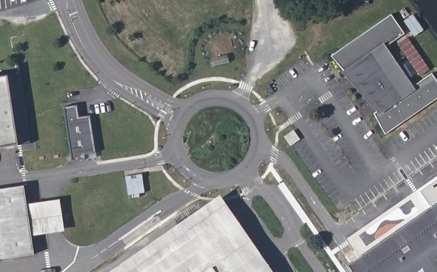 Vue aérienne du Rond-point anonyme n°213539705