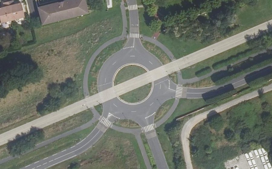 Vue aérienne du Rond-point anonyme n°213929767