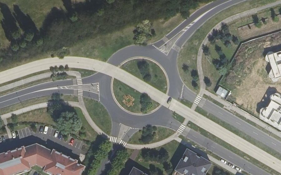 Vue aérienne du Rond-point anonyme n°213932147