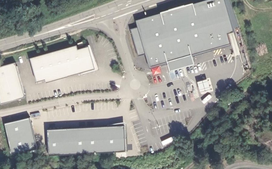 Vue aérienne du Rond-point anonyme n°214043998
