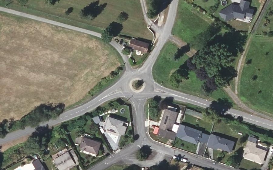 Vue aérienne du Rond-point anonyme n°214111546
