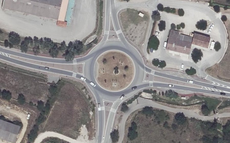 Vue aérienne du Rond-point anonyme n°214630654