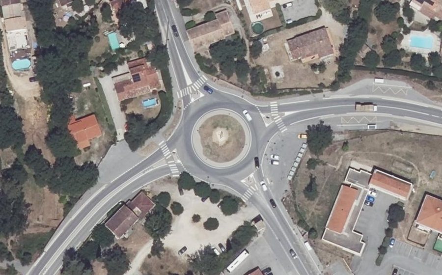 Vue aérienne du Rond-point anonyme n°214632071