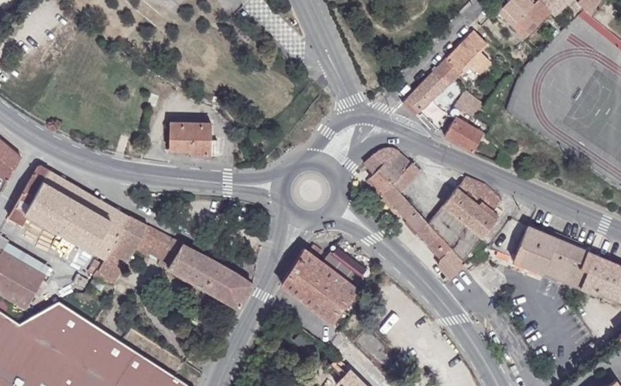 Vue aérienne du Rond-point anonyme n°214633708