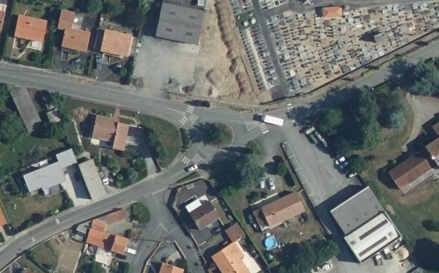 Vue aérienne du Rond-point anonyme n°214645786