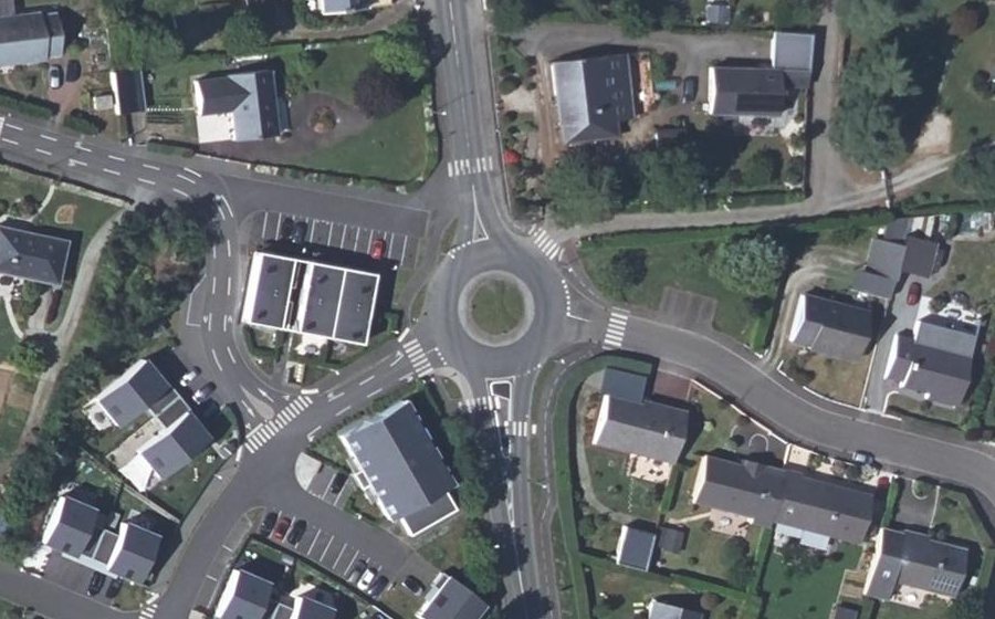 Vue aérienne du Rond-point anonyme n°214728030