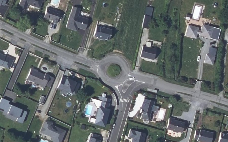 Vue aérienne du Rond-point anonyme n°214742410