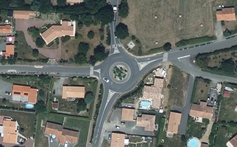 Vue aérienne du Rond-point anonyme n°214753090
