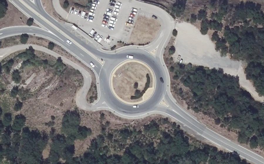Vue aérienne du Rond-point anonyme n°214771342