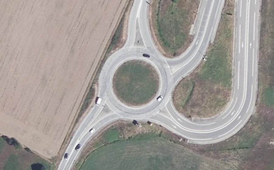 Vue aérienne du Rond-point anonyme n°214787719