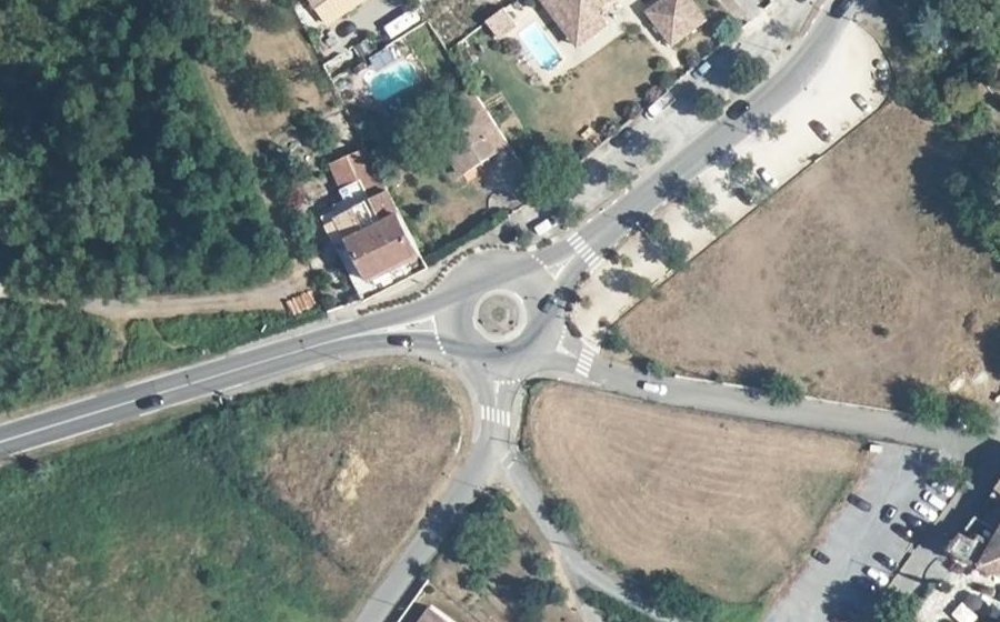Vue aérienne du Rond-point anonyme n°214792974