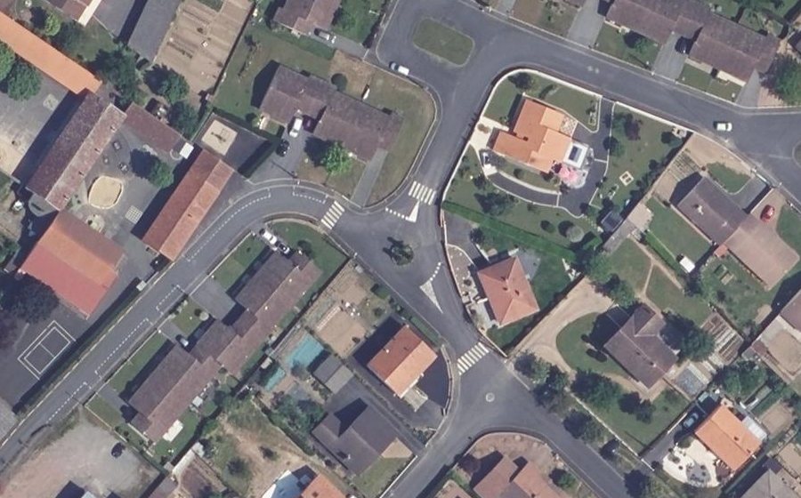 Vue aérienne du Rond-point anonyme n°214806016