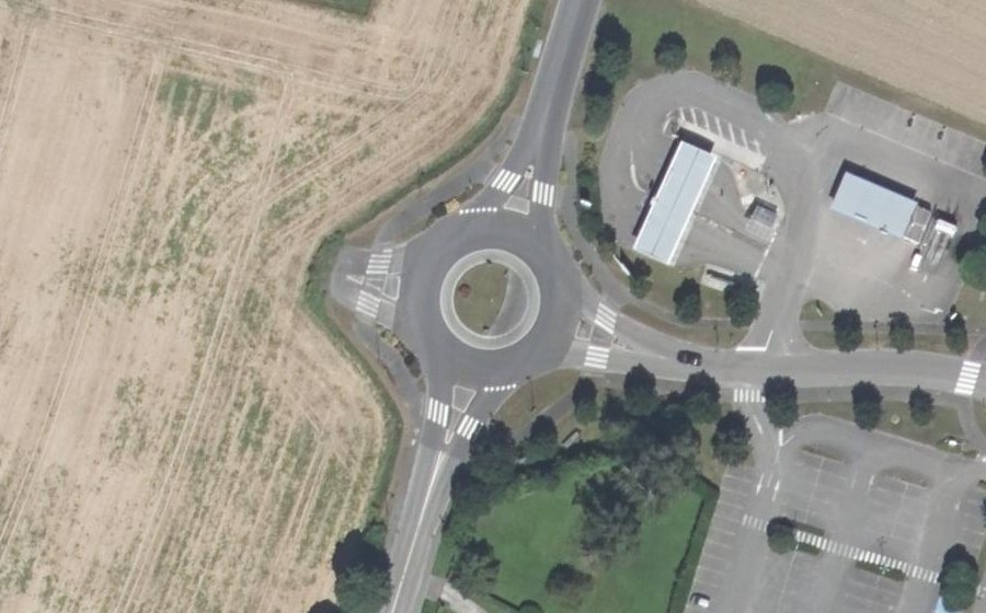 Vue aérienne du Rond-point anonyme n°215029423
