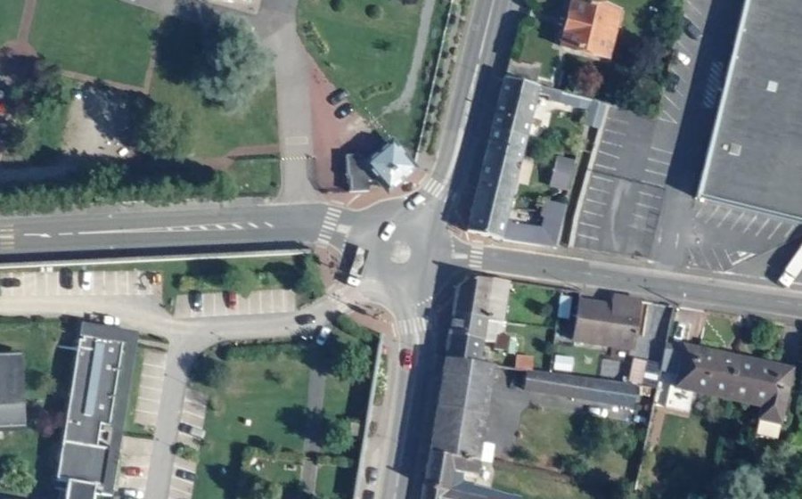 Vue aérienne du Rond-point anonyme n°215116393