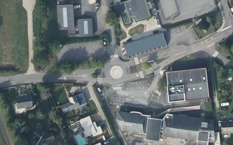 Vue aérienne du Rond-point anonyme n°215123634