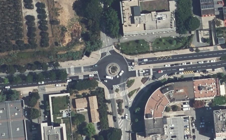 Vue aérienne du Rond-point anonyme n°215193204
