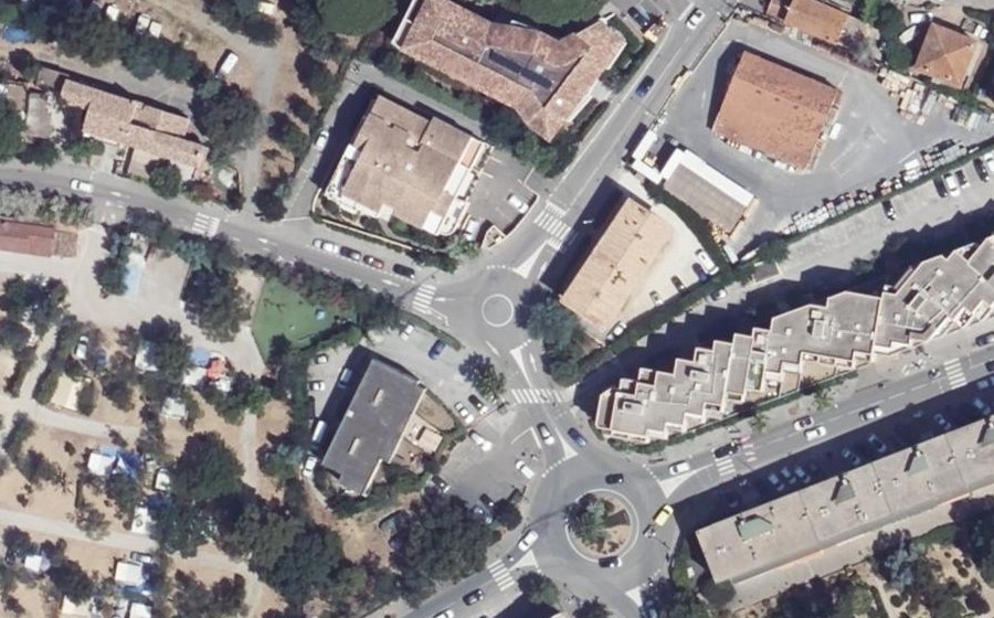 Vue aérienne du Rond-point anonyme n°215197979