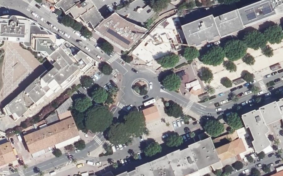 Vue aérienne du Rond-point anonyme n°215197980