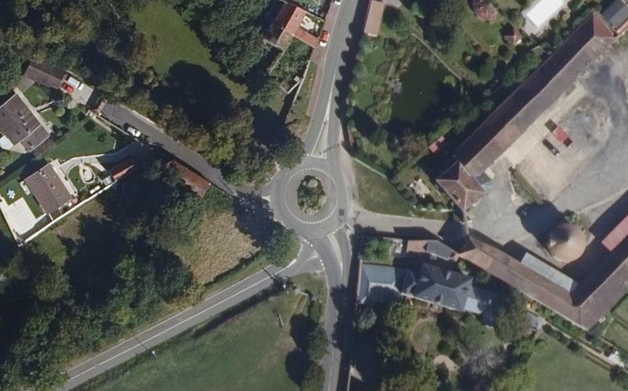 Vue aérienne du Rond-point anonyme n°215257925