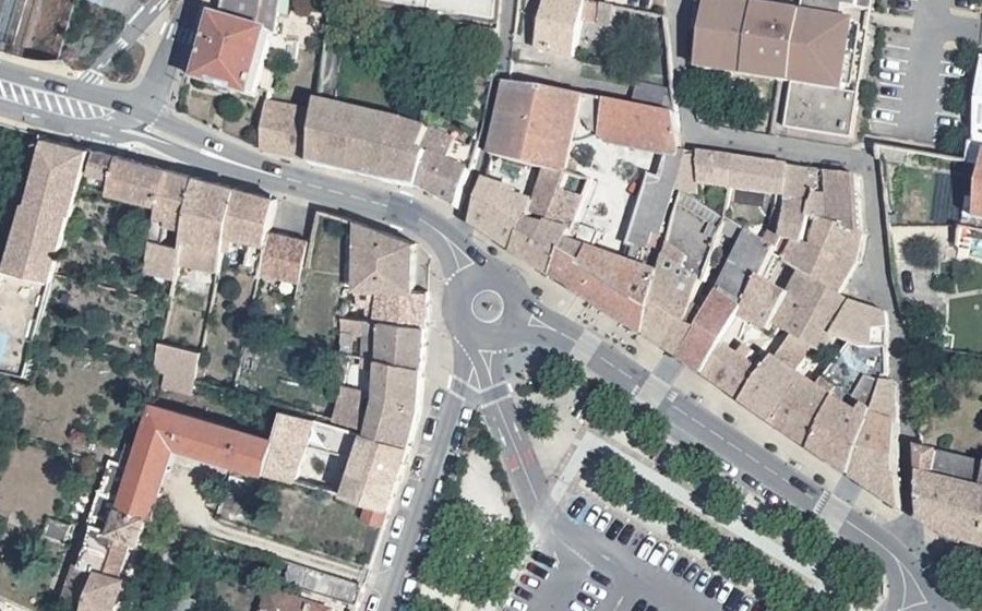 Vue aérienne du Rond-point anonyme n°215262977