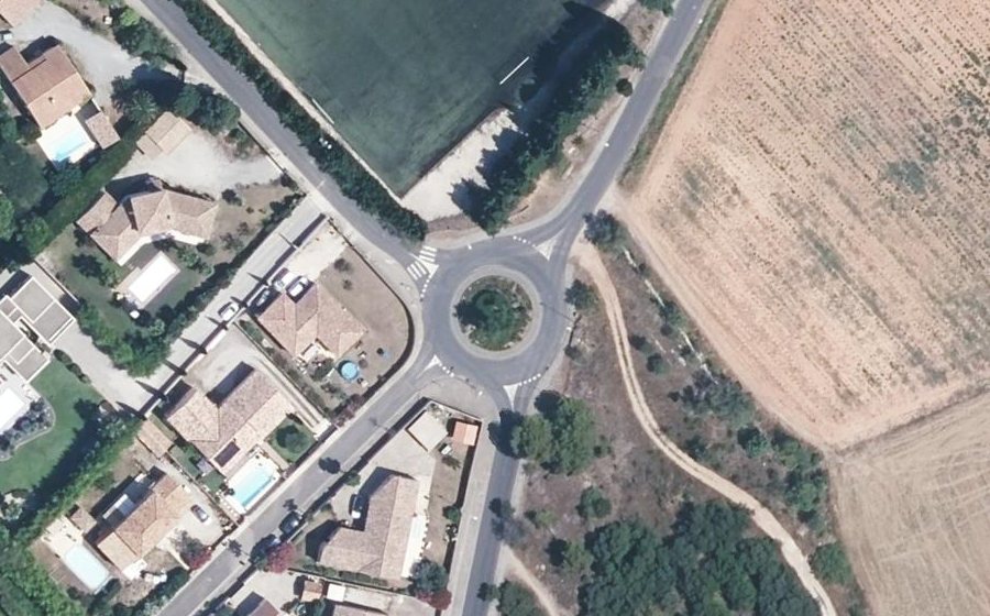 Vue aérienne du Rond-point anonyme n°215293799