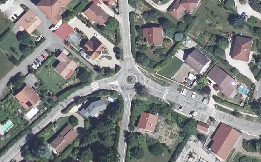 Vue aérienne du Rond-point anonyme n°215297486