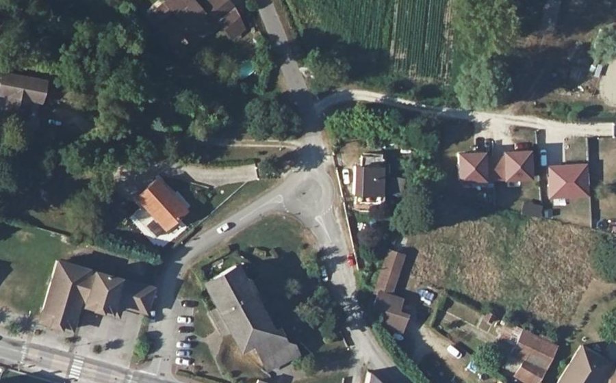Vue aérienne du Rond-point anonyme n°215339033