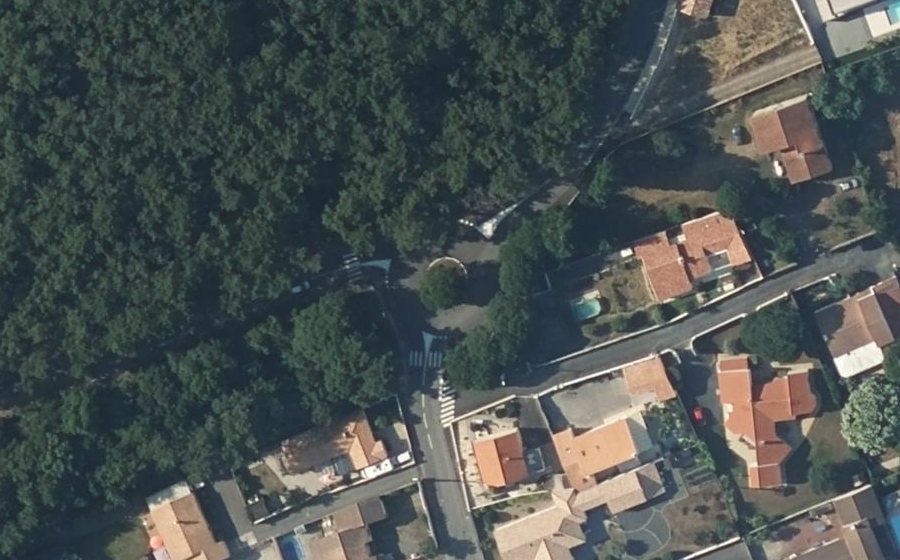 Vue aérienne du Rond-point anonyme n°215394768