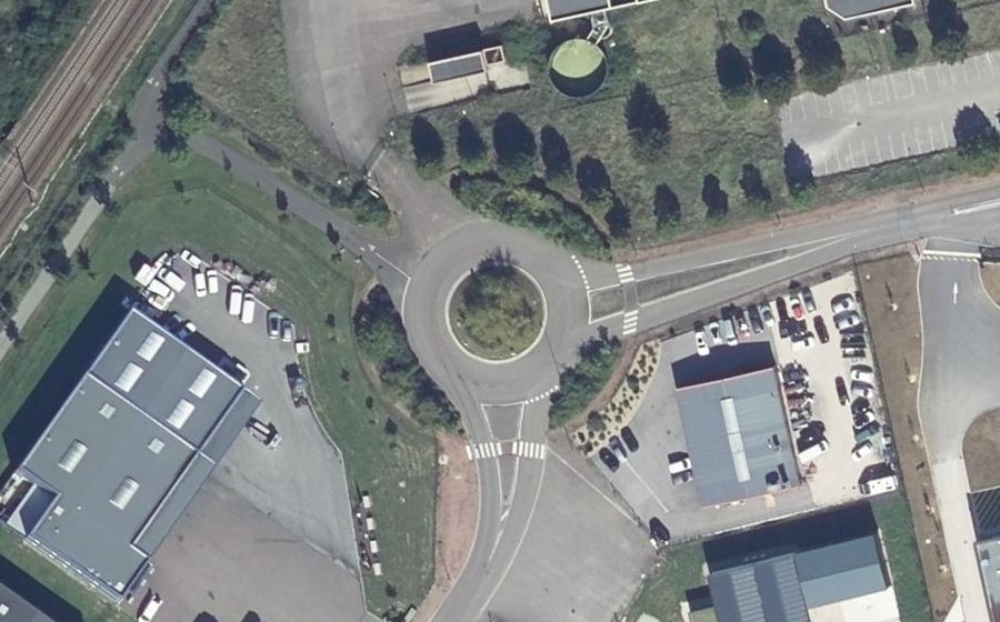 Vue aérienne du Rond-point anonyme n°215433209