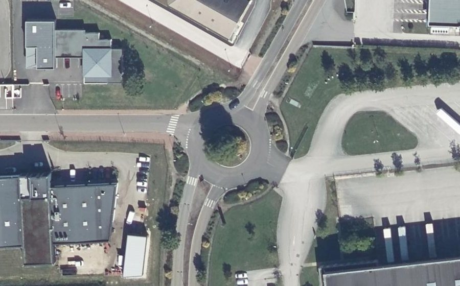 Vue aérienne du Rond-point anonyme n°215433219