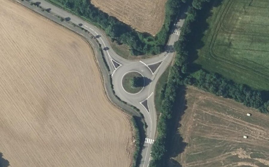 Vue aérienne du Rond-point anonyme n°215478813