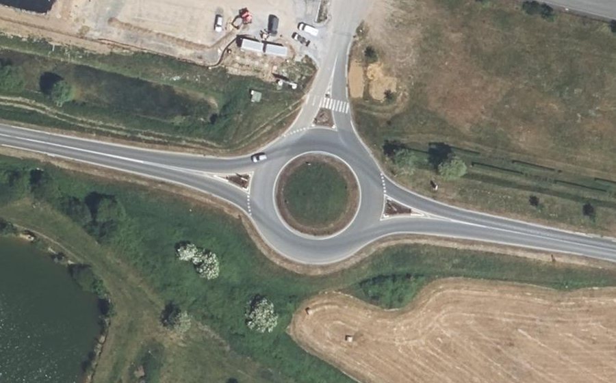 Vue aérienne du Rond-point anonyme n°215596782