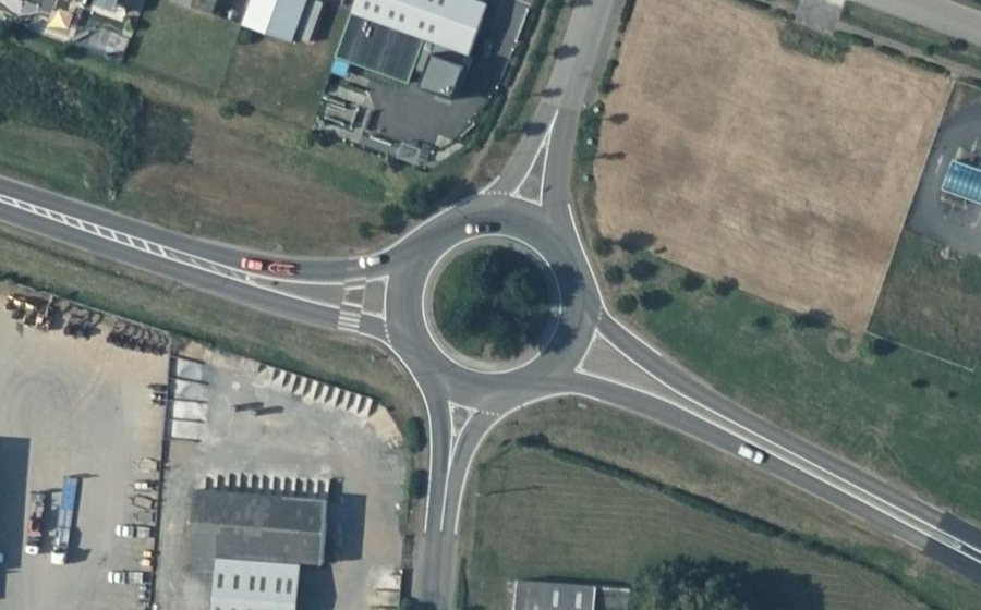 Vue aérienne du Rond-point anonyme n°215607121