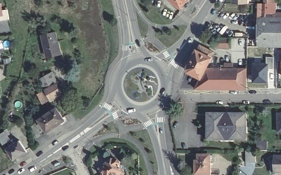 Vue aérienne du Rond-point anonyme n°215656596