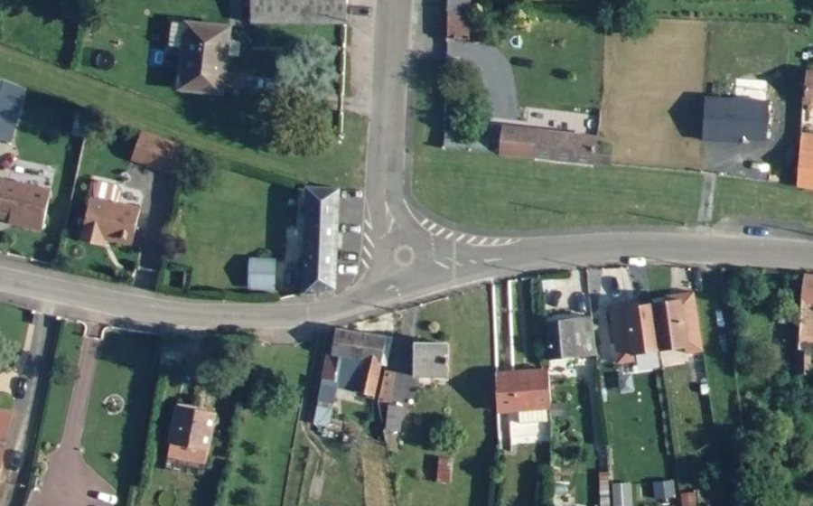 Vue aérienne du Rond-point anonyme n°215846910