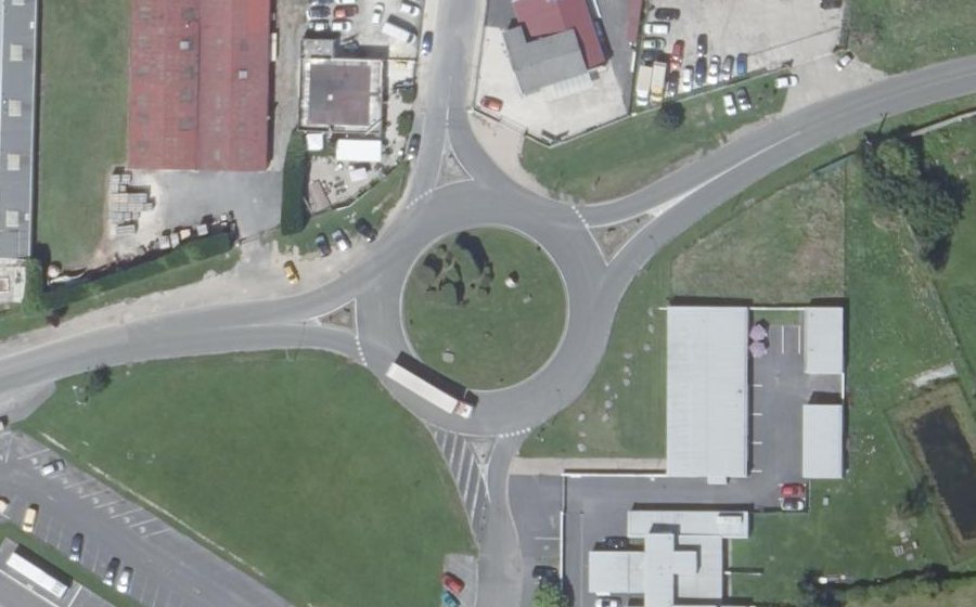 Vue aérienne du Rond-point anonyme n°215905949