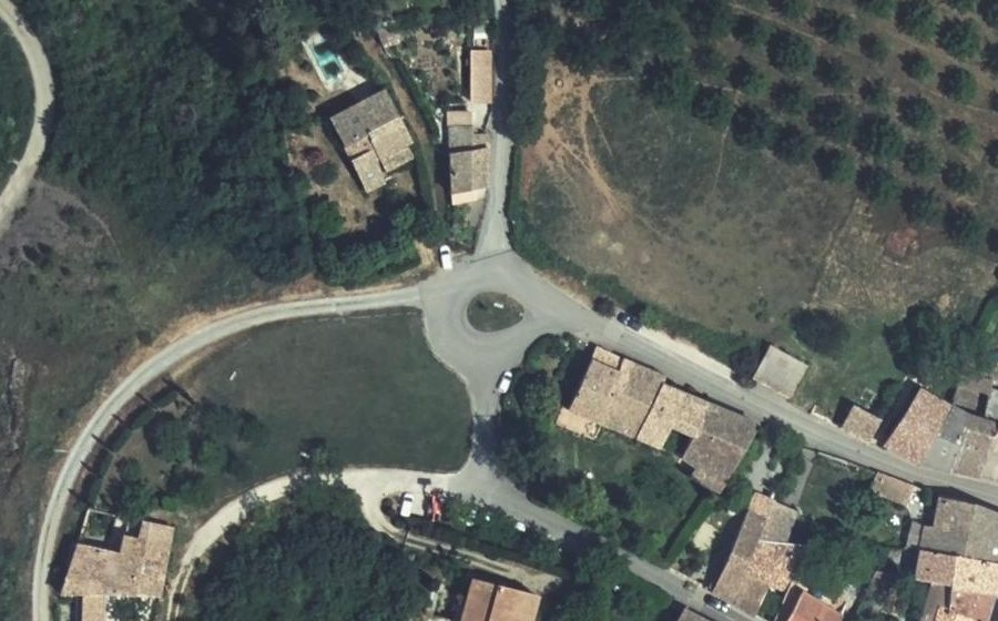 Vue aérienne du Rond-point anonyme n°216059825