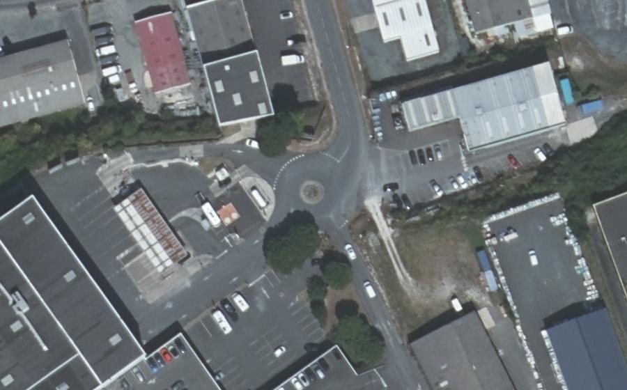 Vue aérienne du Rond-point anonyme n°216243655