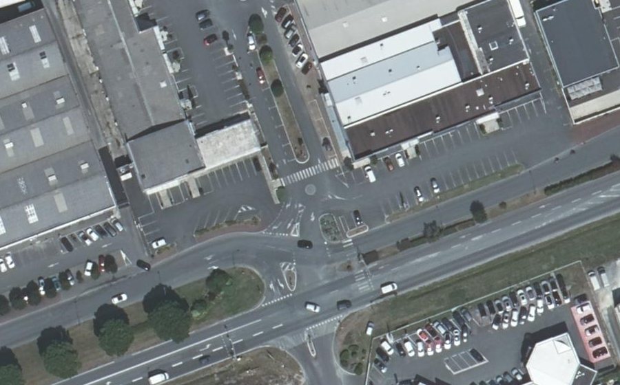 Vue aérienne du Rond-point anonyme n°216243689