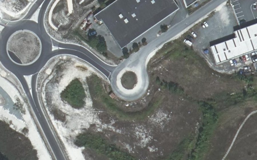 Vue aérienne du Rond-point anonyme n°216243690