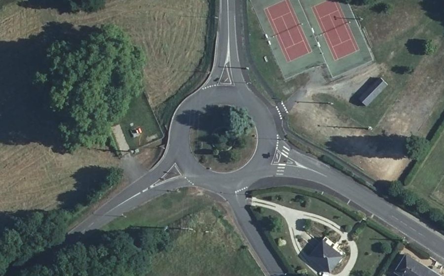 Vue aérienne du Rond-point anonyme n°216396977
