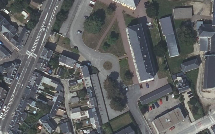 Vue aérienne du Rond-point anonyme n°216444274