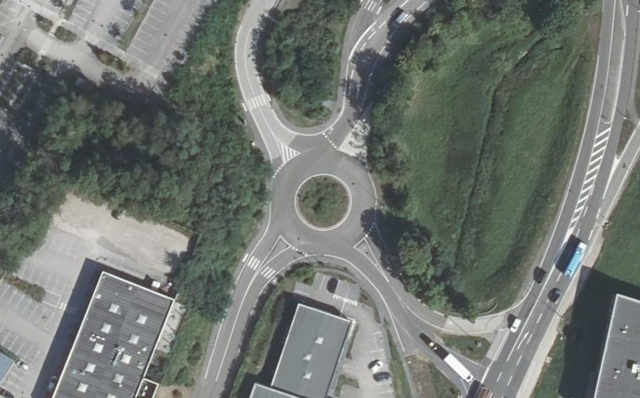 Vue aérienne du Rond-point anonyme n°216462076