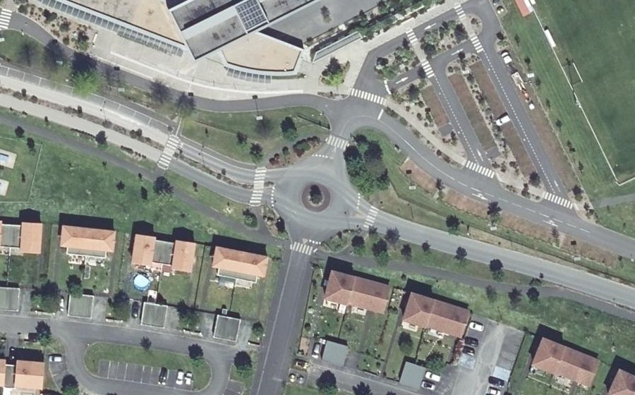 Vue aérienne du Rond-point anonyme n°216524648