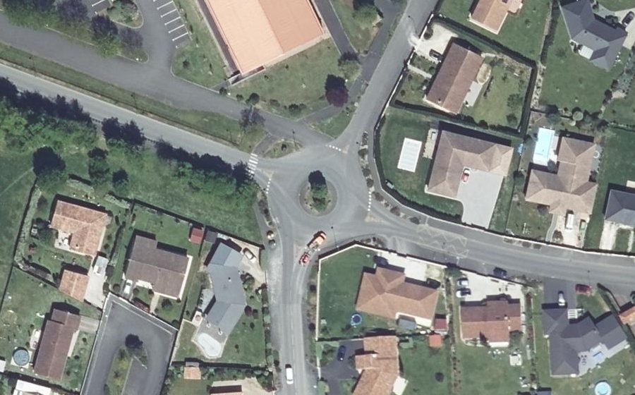 Vue aérienne du Rond-point anonyme n°216524651