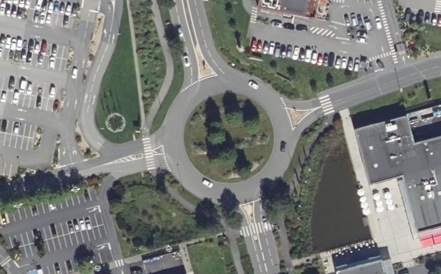 Vue aérienne du Rond-point anonyme n°21654203