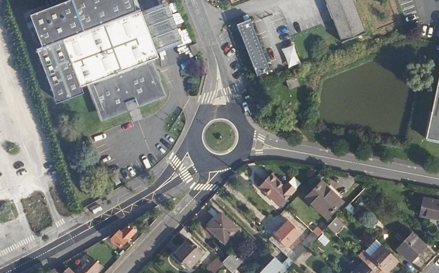 Vue aérienne du Rond-point anonyme n°216544762