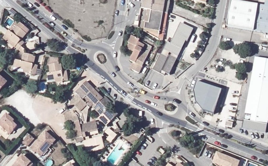 Vue aérienne du Rond-point anonyme n°216604951