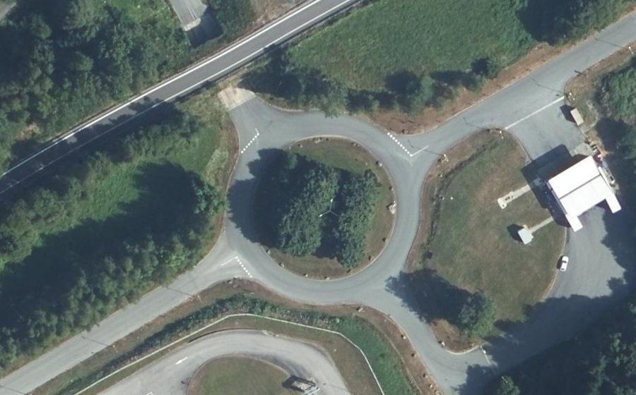 Vue aérienne du Rond-point anonyme n°216636402